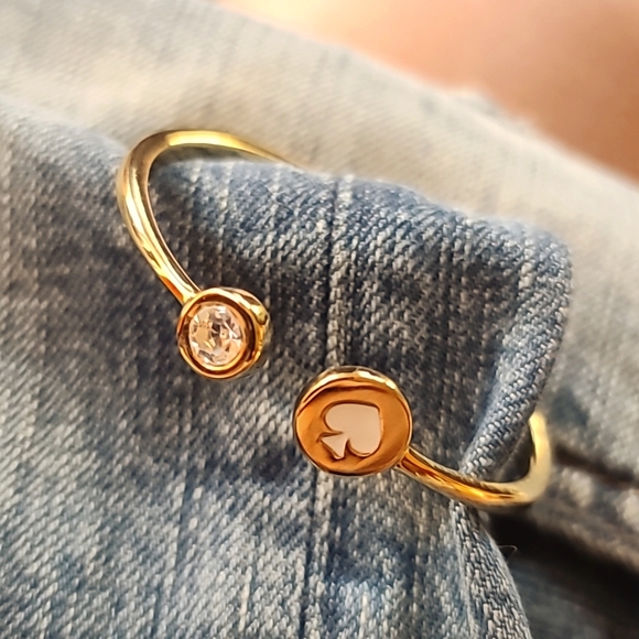 Kate Spade "SPOT THE SPADE โ ๏ธ " Gold Hinged Bangle w Inset Swarovski Crystal! - Picture 4 of 13